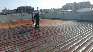 春日市　たんぽぽ整骨院　折半屋根　塗装工事　高圧洗浄　ケレン作業