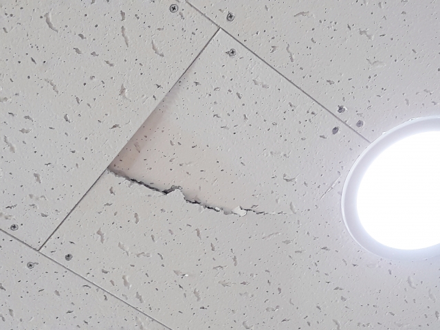 写真：アスベストを含む天井がひび割れている