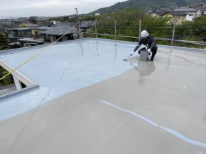 太宰府市　住宅　ウレタン塗膜防水工事　ウレタン２層目塗布作業