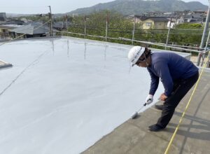 太宰府市　住宅　ウレタン塗膜防水工事　ウレタン１層目塗布作業