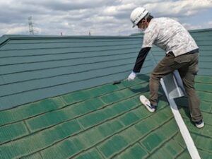 佐賀県　基山町　屋根塗装工事　中塗り施工中