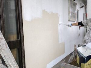 佐賀県　基山町　外壁塗装工事　下塗り施工中