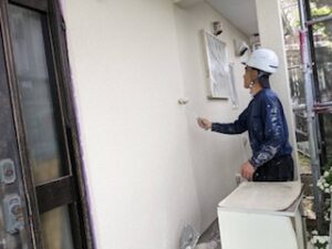 佐賀県　基山町　外壁塗装工事　上塗り施工中