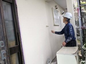 佐賀県　基山町　外壁塗装工事　上塗り施工中