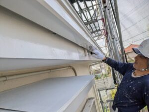 佐賀県　基山町　破風塗装工事　上塗り１回目の作業