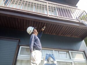 鋼天井塗装工事　ケレン作業施工中