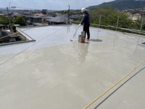 太宰府市　住宅　ウレタン塗膜防水工事　トップコート施工中