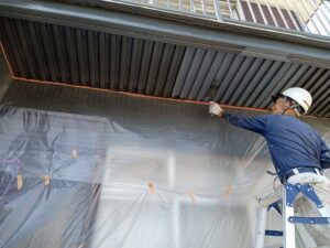 鋼天井塗装工事　ファインパーフェクトトップ　中塗り