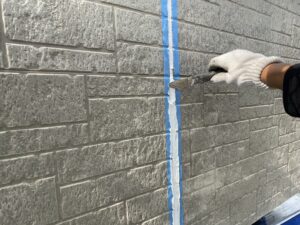 筑紫野市　外壁塗装　シーリング打ち替え工事　へら押え作業中