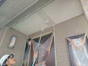 福岡県　筑紫野市　軒天ボード　下塗り塗装作業