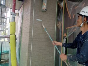 福岡県　筑紫野市　外壁サイディングボード　下塗り塗装作業