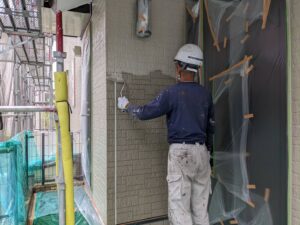 福岡県　筑紫野市　外壁サイディングボード塗装工事　上塗り１回目