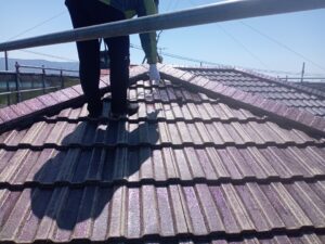 朝倉市　乾式コンクリート瓦　屋根塗装　上塗り作業１回目　