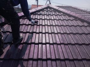 朝倉市　乾式コンクリート瓦　屋根塗装　上塗り作業２回目