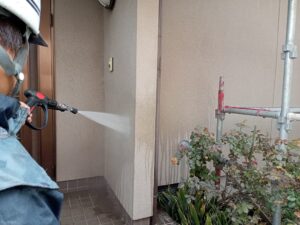 朝倉市　モルタル　外壁塗装工事　高圧洗浄　施工中