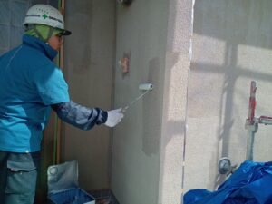 朝倉市　モルタル　外壁塗装　下塗り１回目　施工中
