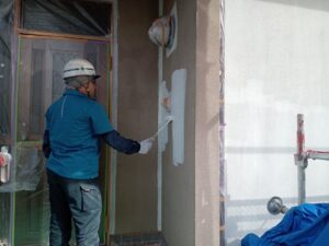 朝倉市　モルタル　外壁塗装　下塗り２回目　施工中
