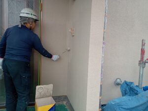 朝倉市　モルタル　外壁塗装　上塗り　施工中