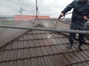 朝倉市　乾式コンクリート瓦　屋根塗装工事　高圧洗浄作業