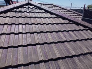 朝倉市　乾式コンクリート瓦　屋根塗装　下塗り作業１回目　完了