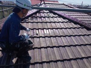 朝倉市　乾式コンクリート瓦　屋根塗装　下塗り作業２回目　