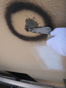 福岡市外壁塗装工事　下地処理　鉄筋爆裂補修作業　樹脂モルタル埋め戻し作業
