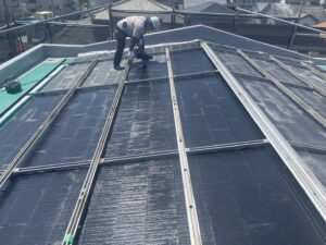 福岡市　屋根塗装工事　下塗り施工中　ファインパーフェクトベスト強化シーラー