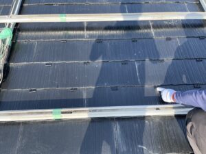 福岡市　屋根塗装工事　縁切り工法　タスペーサー設置中
