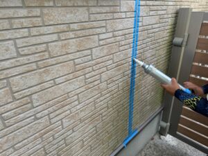 外壁シーリング工事　充填作業状況　