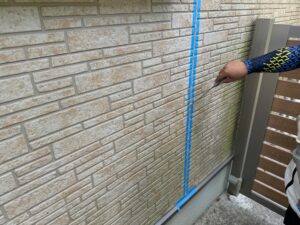外壁シーリング工事　へら押え仕上げ作業　
