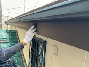 破風　雨樋　塗装作業　ケレン目荒らし施工中