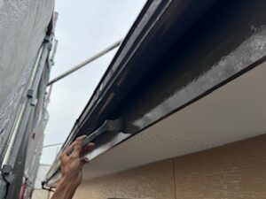 破風　雨樋　塗装作業　ファイン４Fセラミック２回目