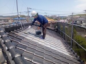 セメント瓦　屋根塗装工事　下塗り施工中